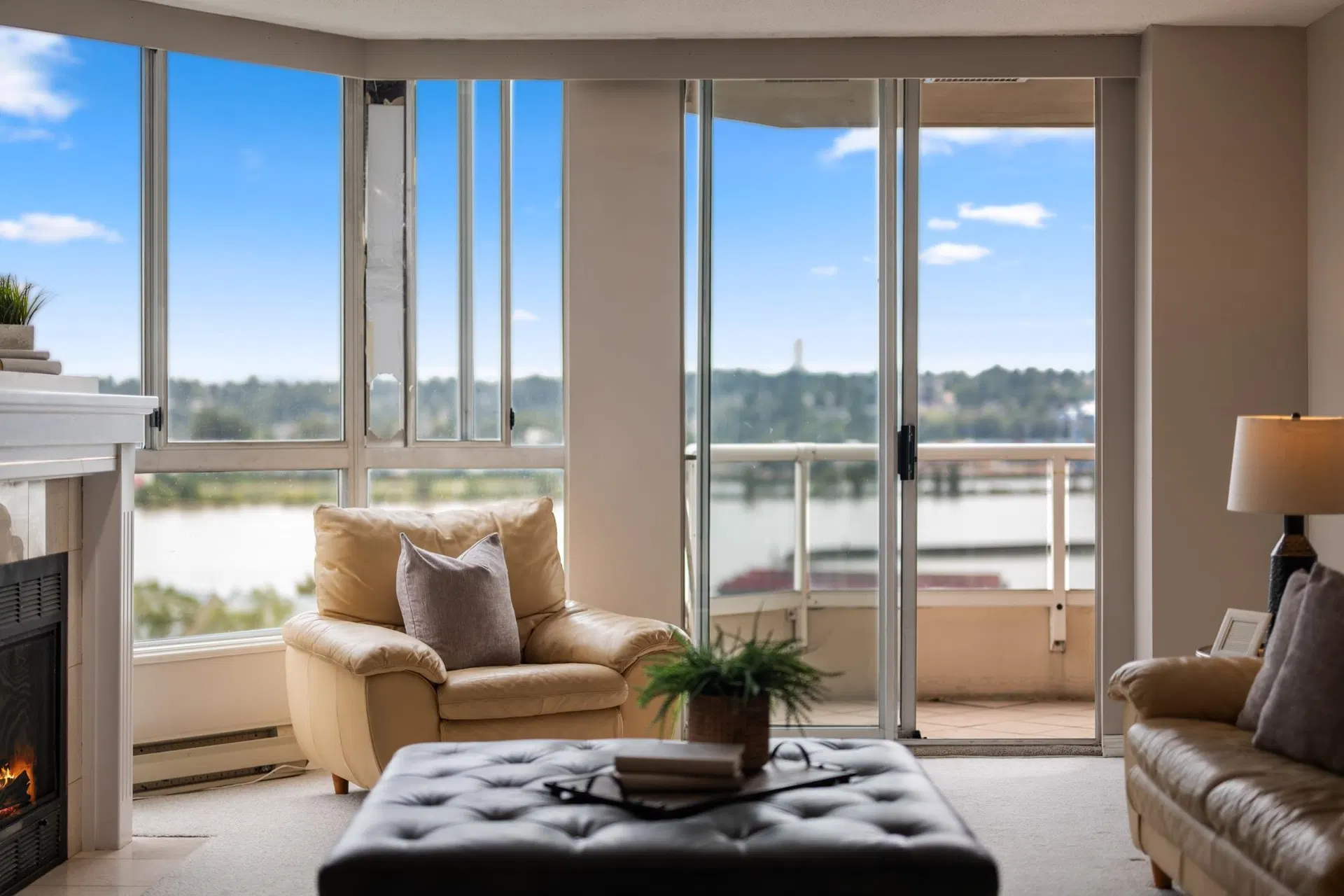 Photo 4 of 40 at #1505 – 1235 Quayside Drive
