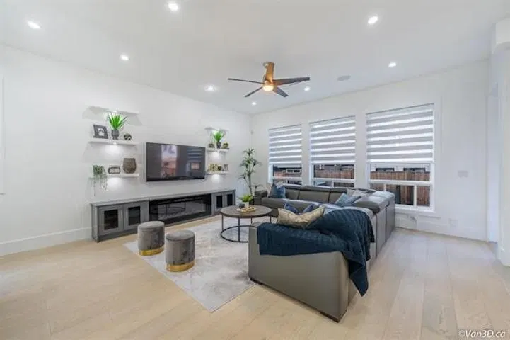 Photo 5 of 14 at 16759 18 Avenue