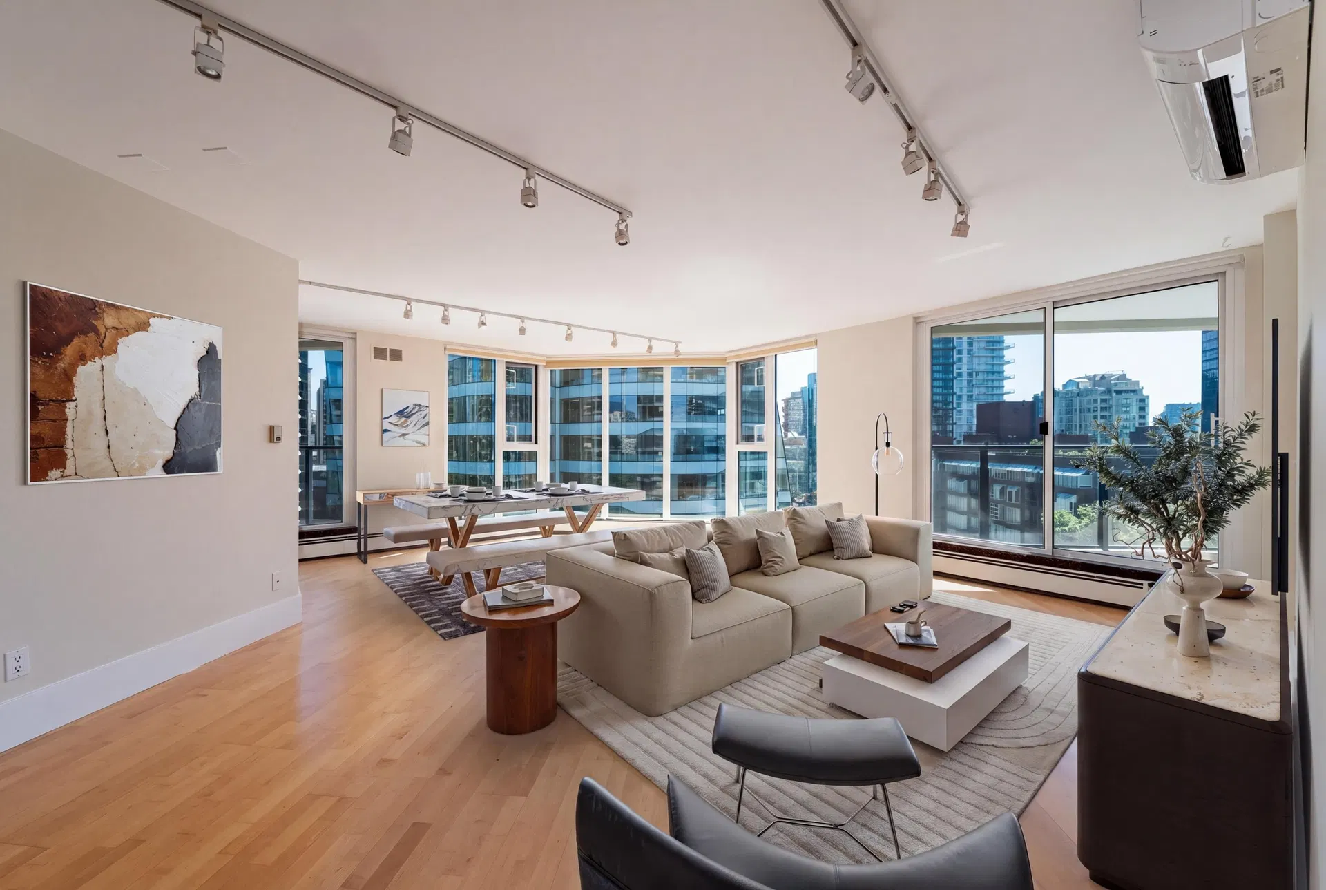 Photo 2 of 40 at #905 – 1010 Burnaby Street