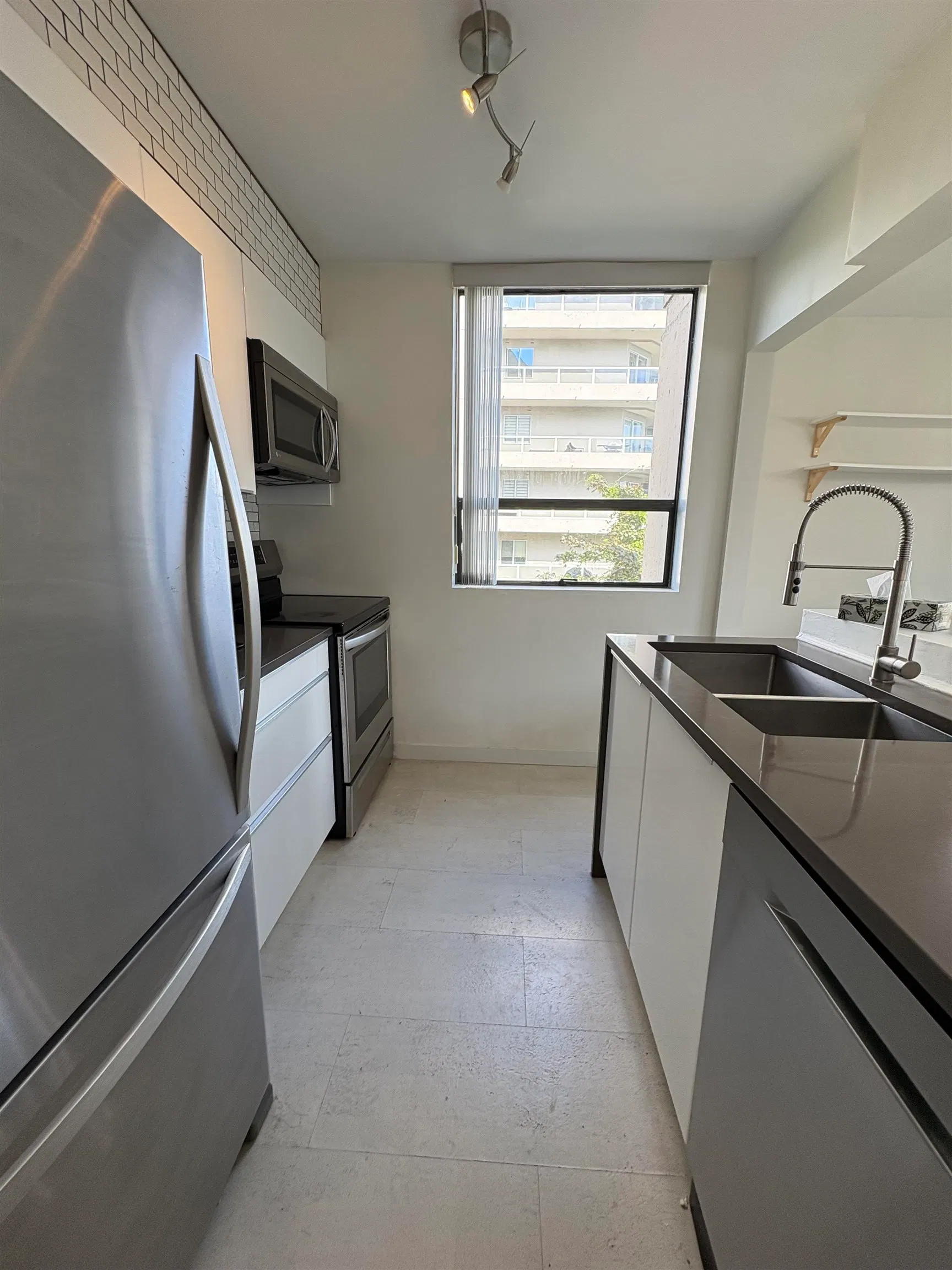 Photo 3 of 14 at #502 – 1737 Duchess Avenue
