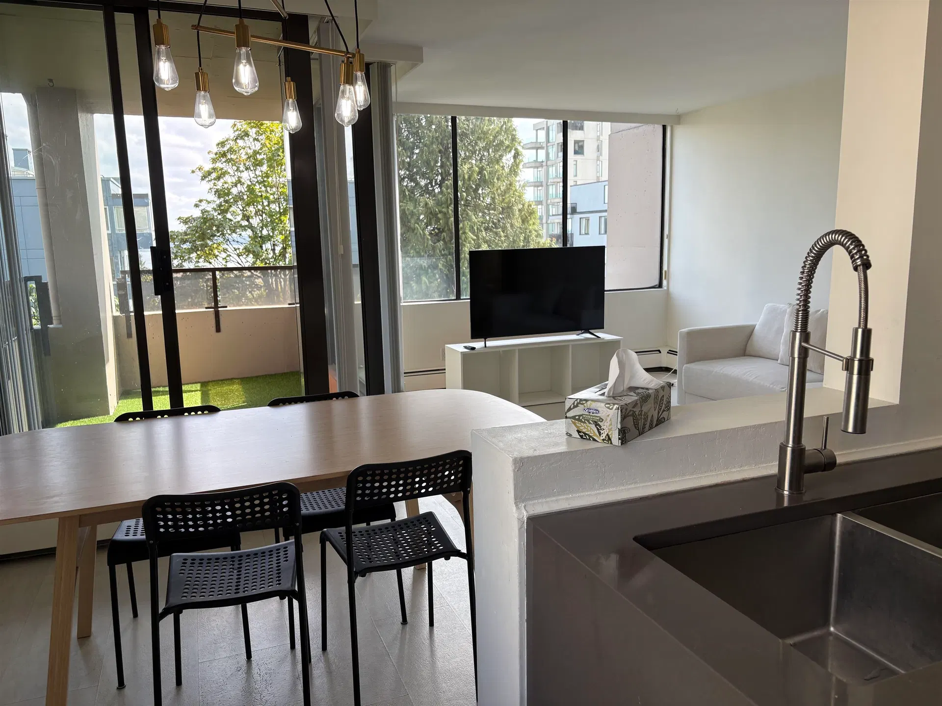 Photo 4 of 14 at #502 – 1737 Duchess Avenue
