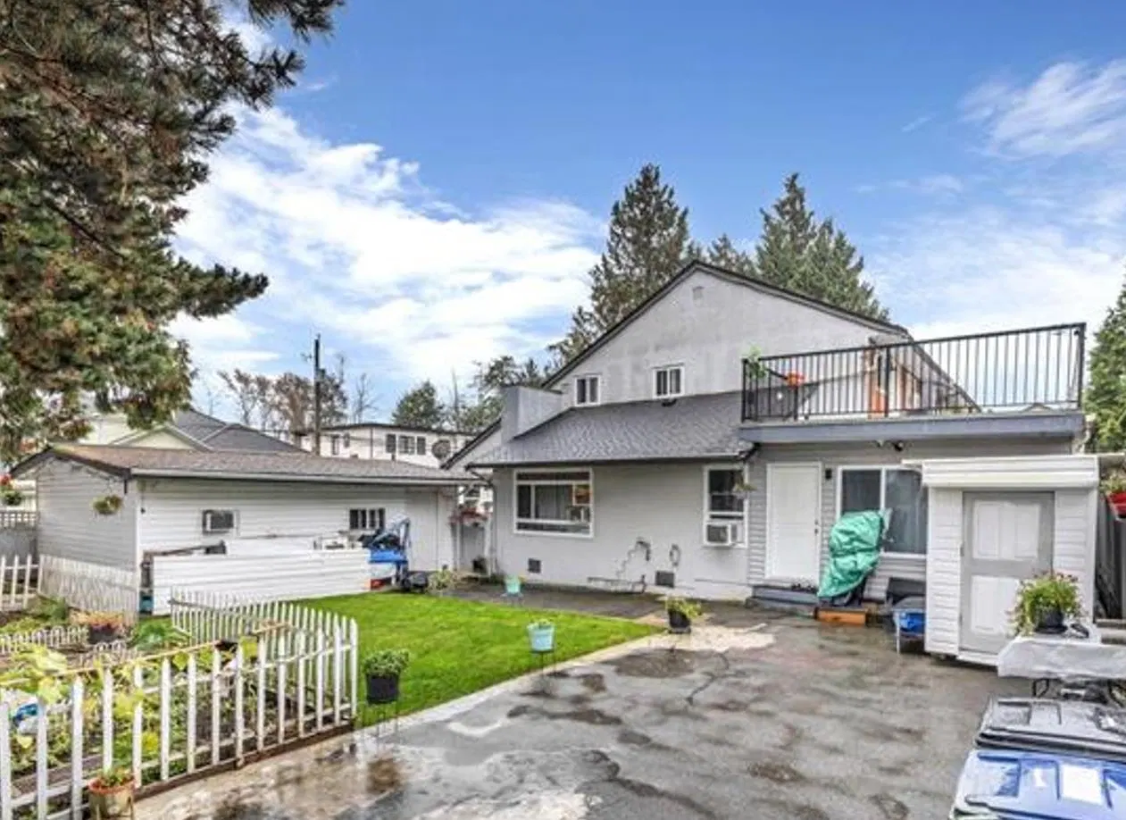 Photo 3 of 16 at 6613 134 Street