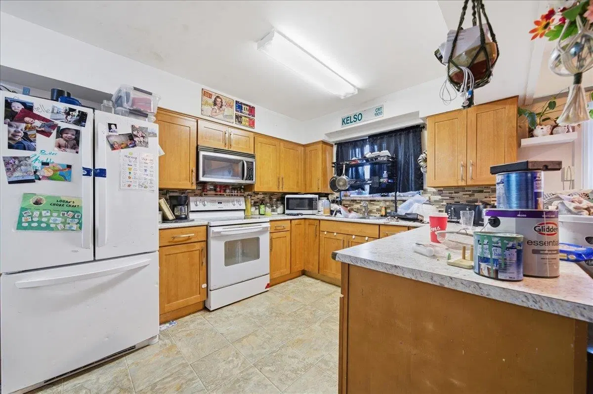 Photo 5 of 33 at 12357 189a Street