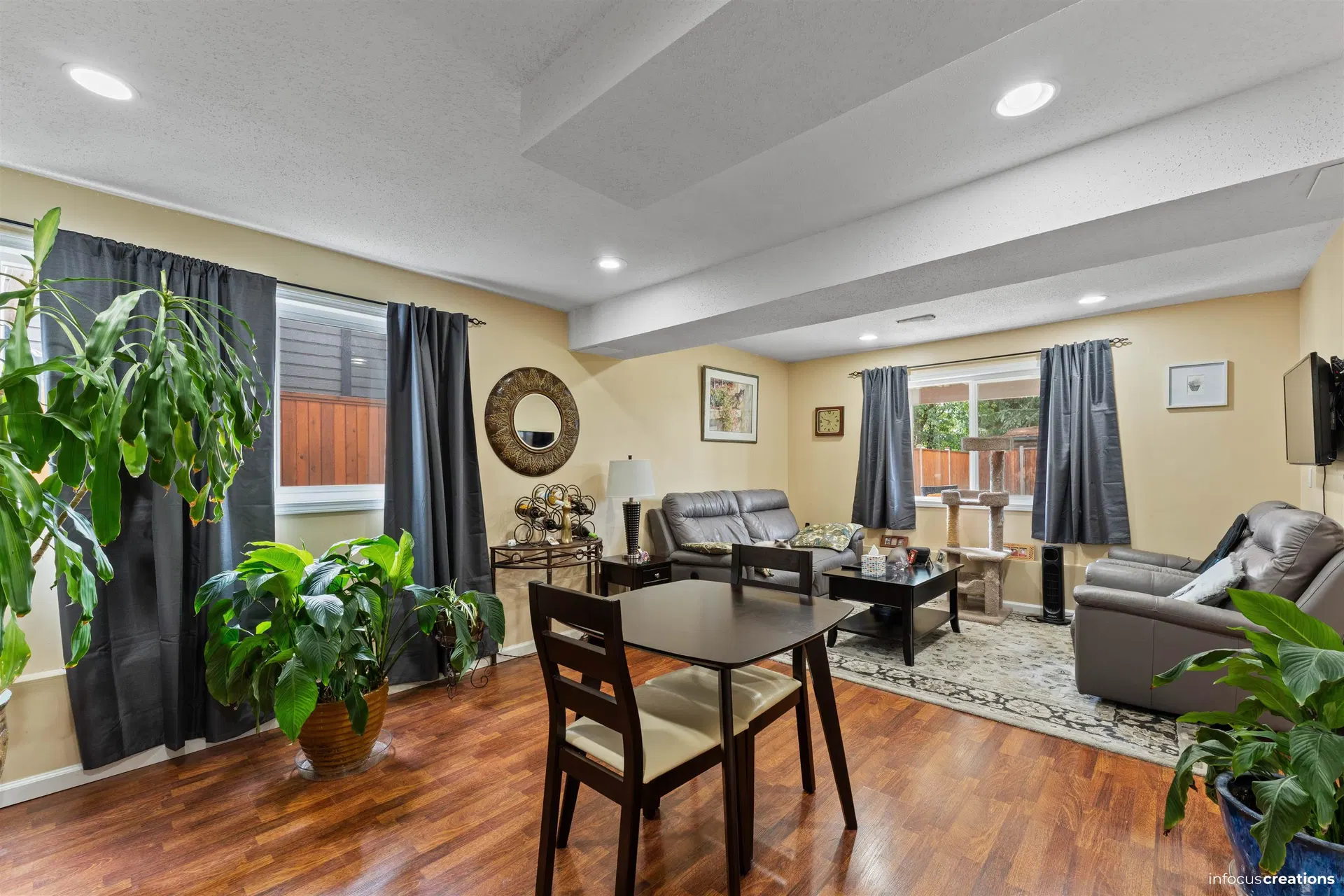 Photo 2 of 30 at 20445 Thorne Avenue