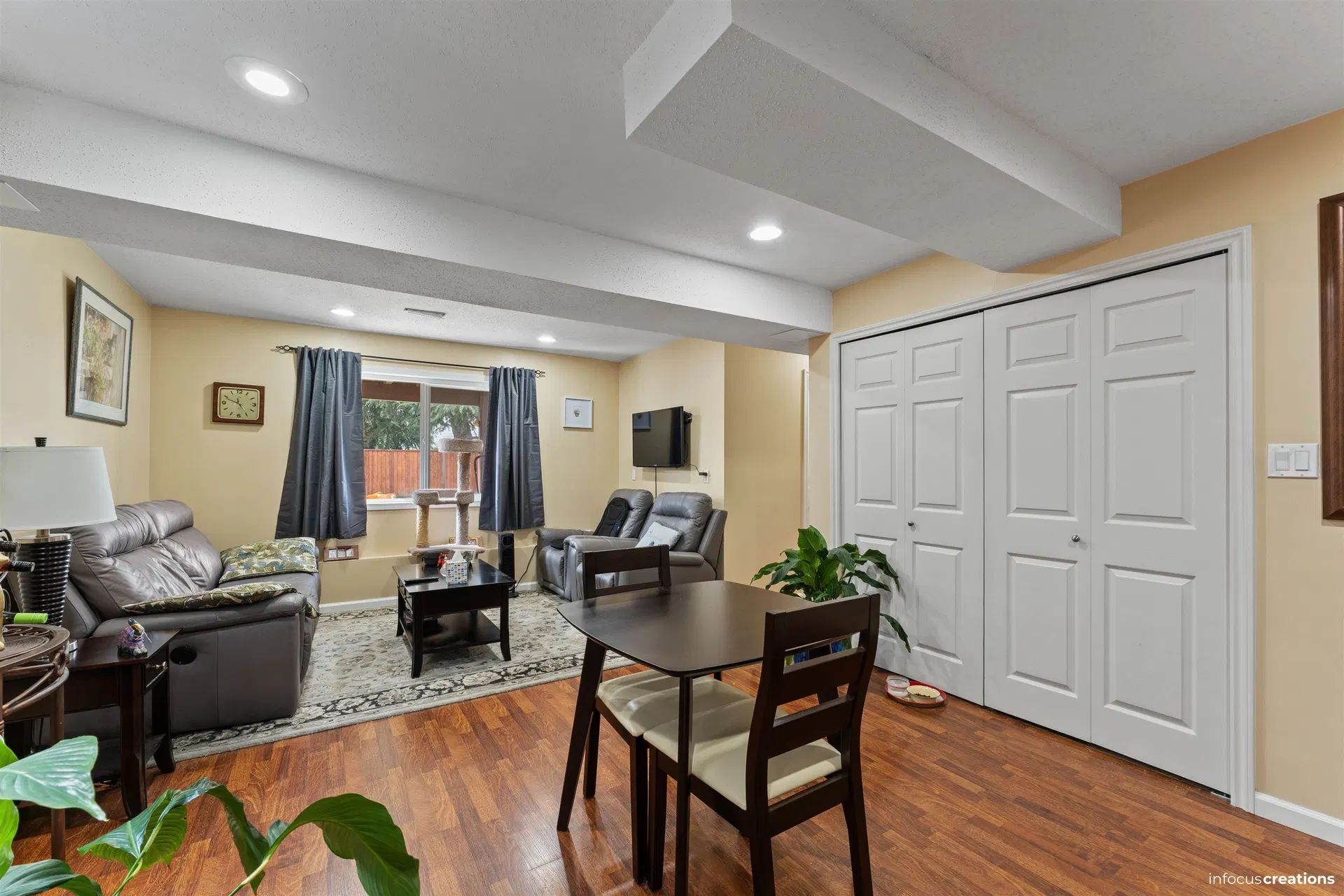 Photo 3 of 30 at 20445 Thorne Avenue