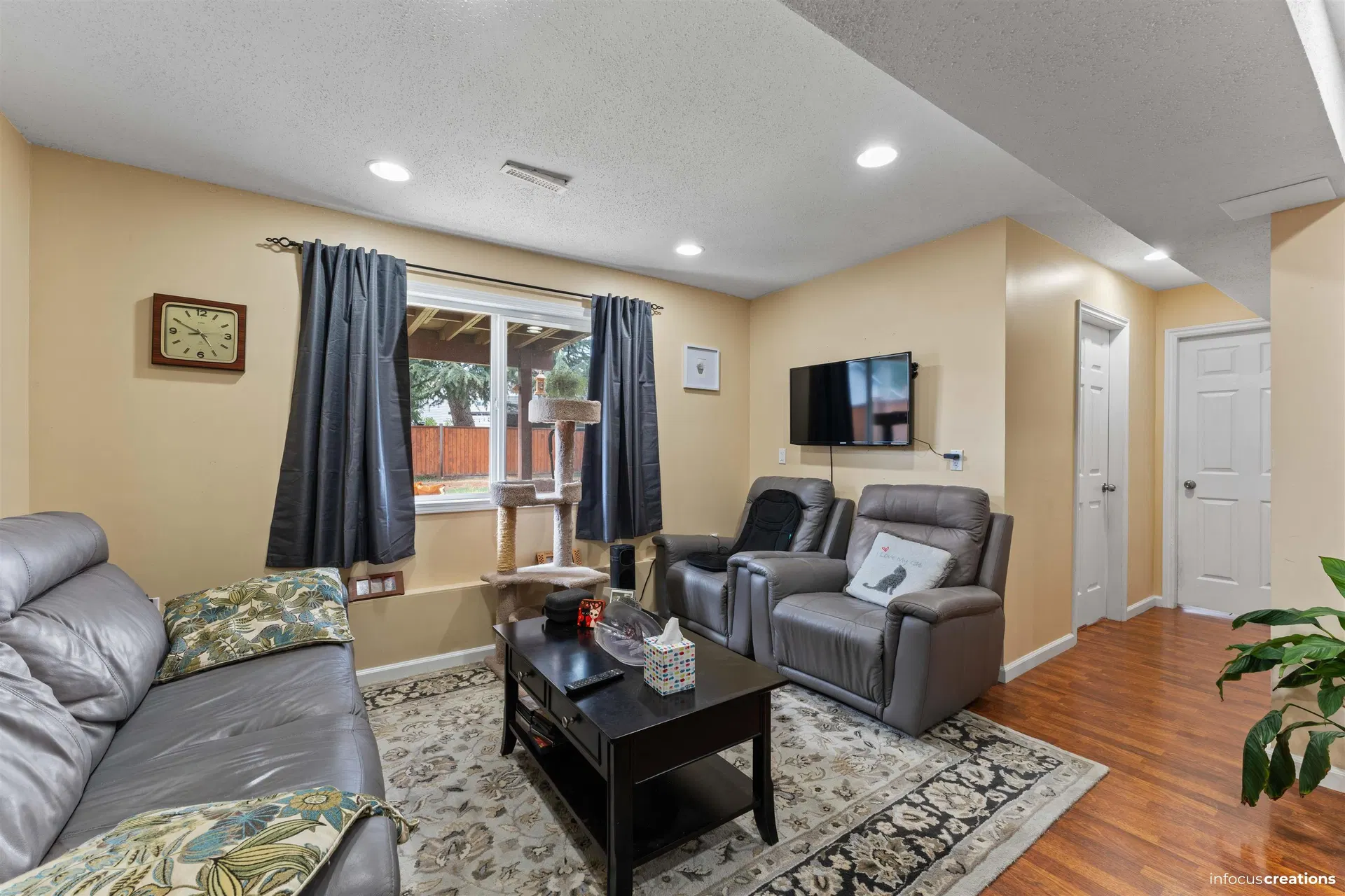 Photo 4 of 30 at 20445 Thorne Avenue