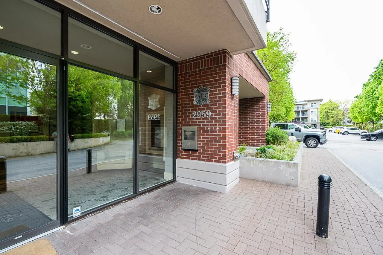 Photo 4 of 30 at #1203 – 2959 Glen Drive