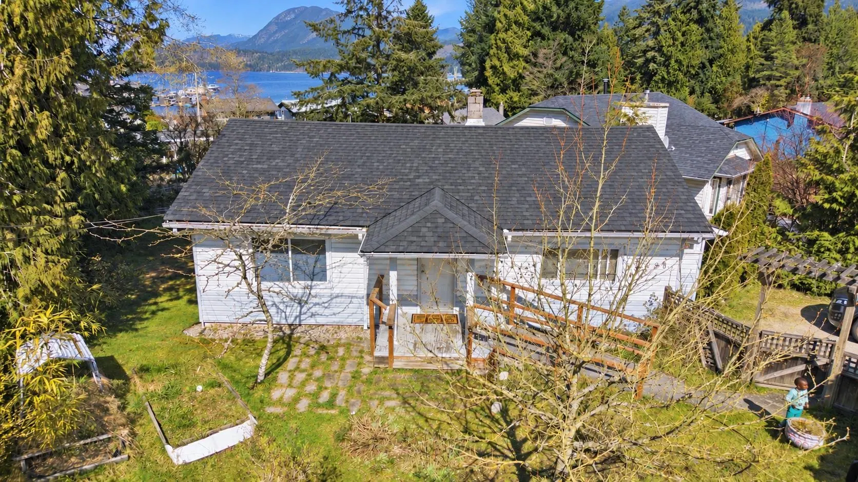 Photo 3 of 35 at 5689 Porpoise Bay Road