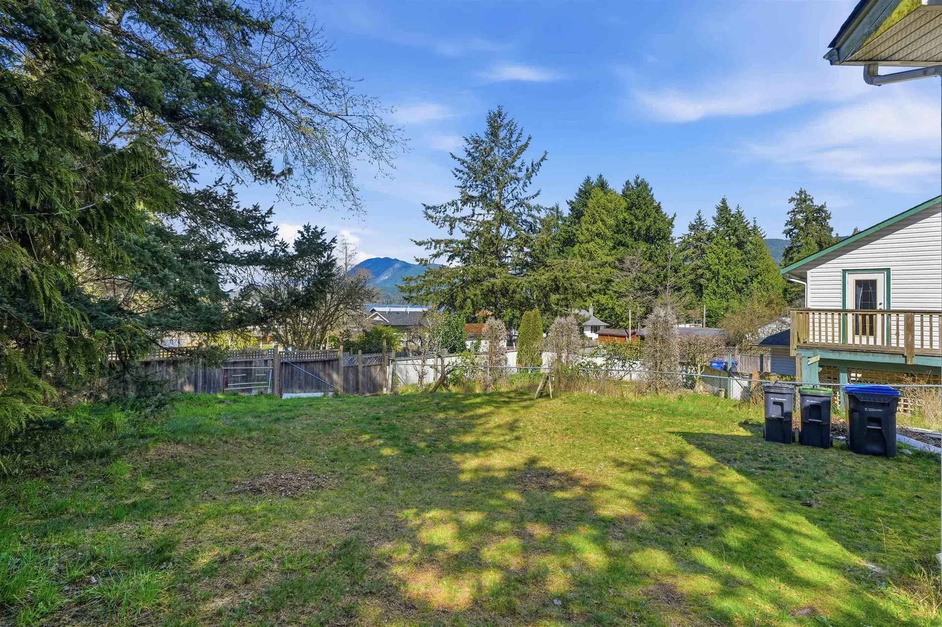 Photo 5 of 35 at 5689 Porpoise Bay Road