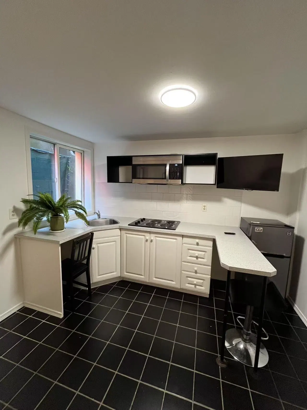 Photo 5 of 8 at #5 – 1517 Comox Street