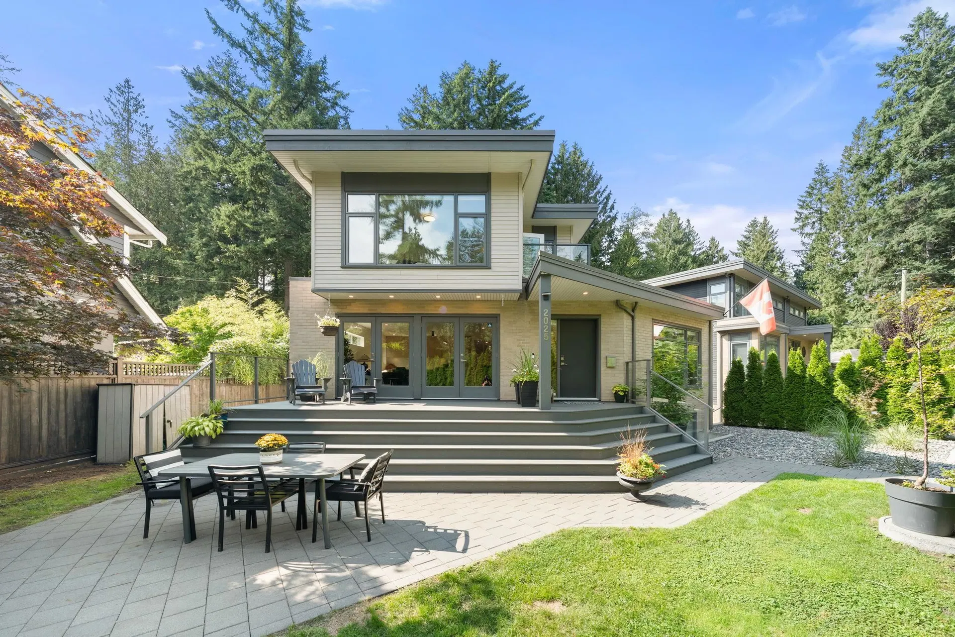 Photo 1 of 40 at 2025 Mackay Avenue