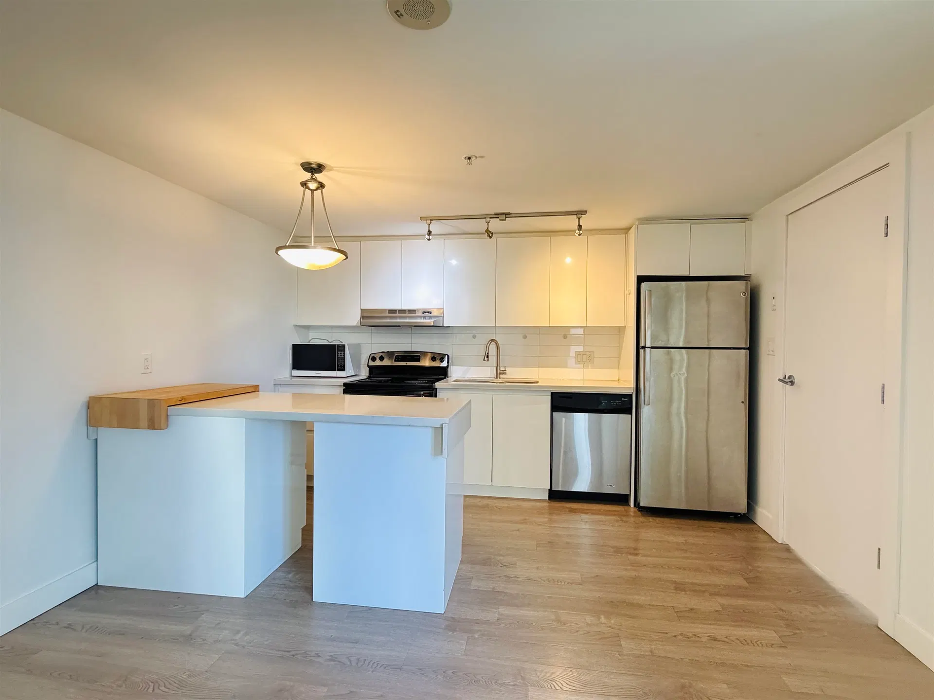 Photo 3 of 11 at #603 – 555 W 7th Avenue