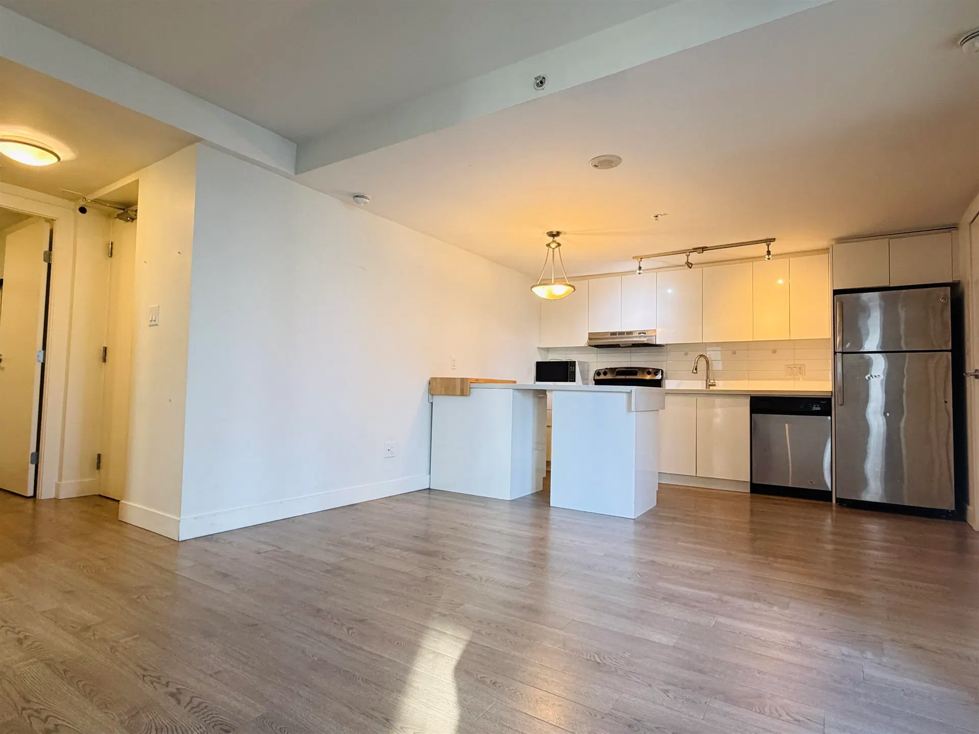 Photo 4 of 11 at #603 – 555 W 7th Avenue
