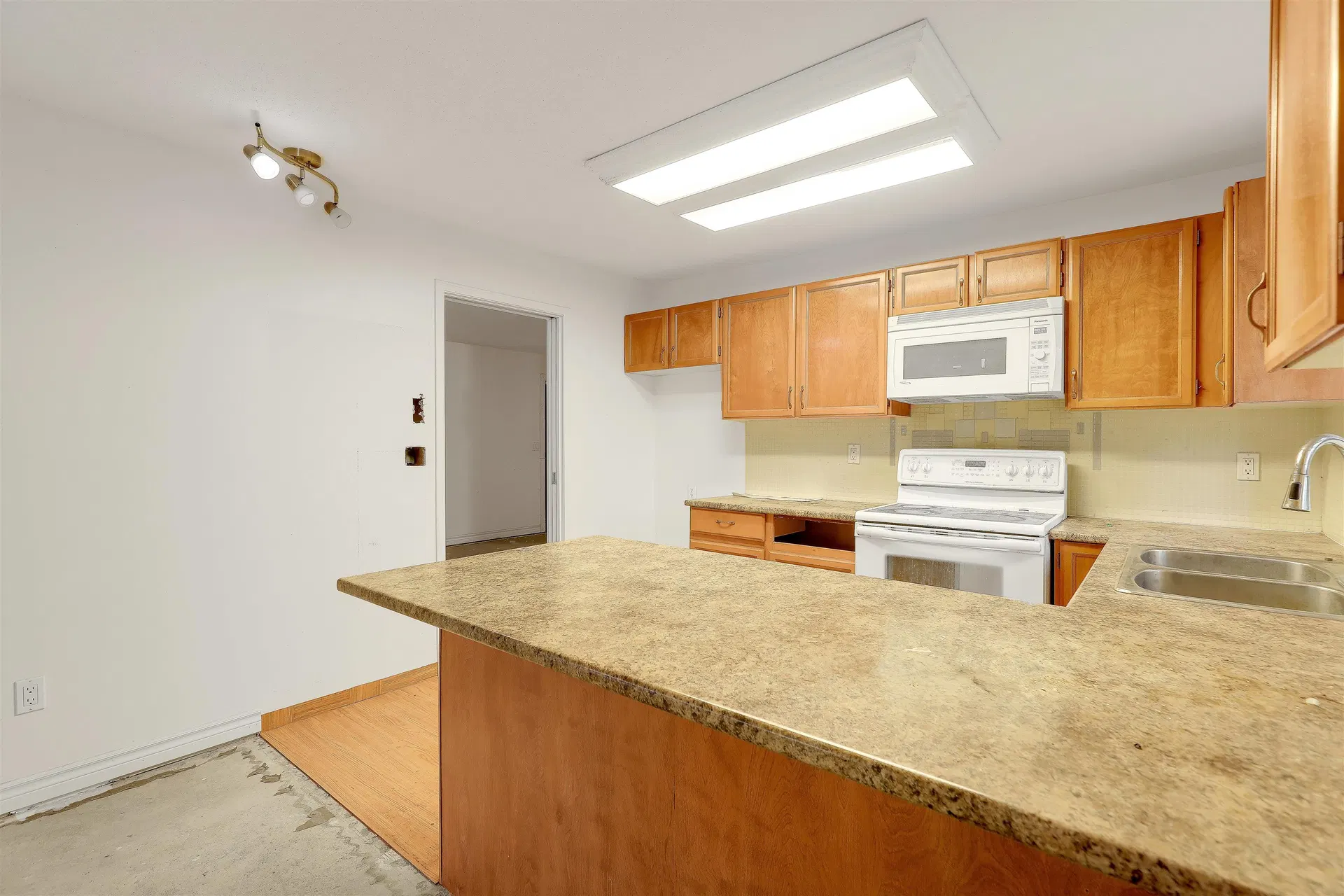 Photo 4 of 38 at #101 – 13858 102 Avenue