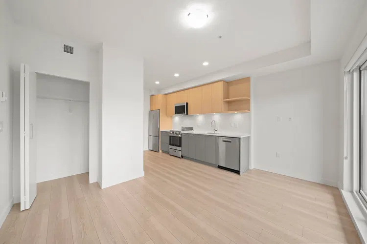 Photo 5 of 28 at #412 – 10777 138 Street
