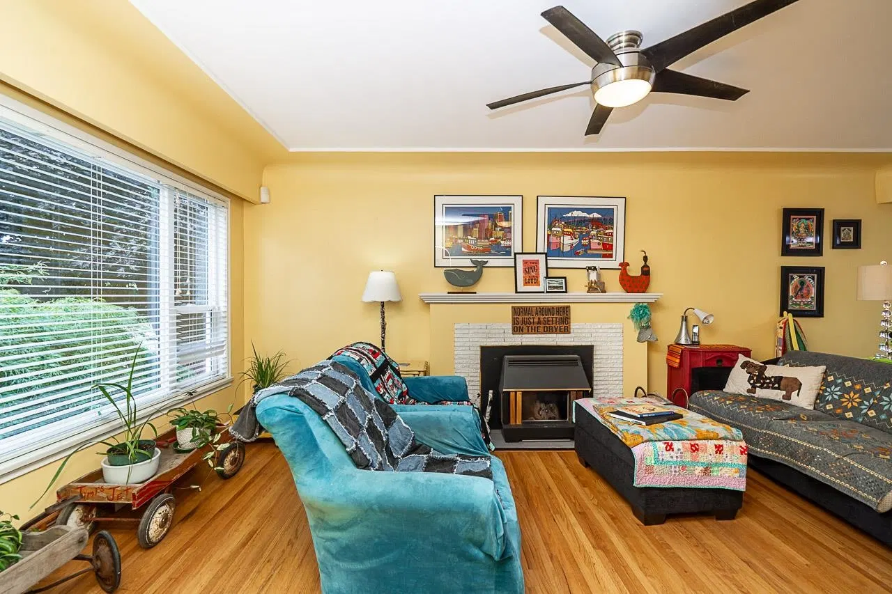 Photo 4 of 40 at 11740 Carshill Street
