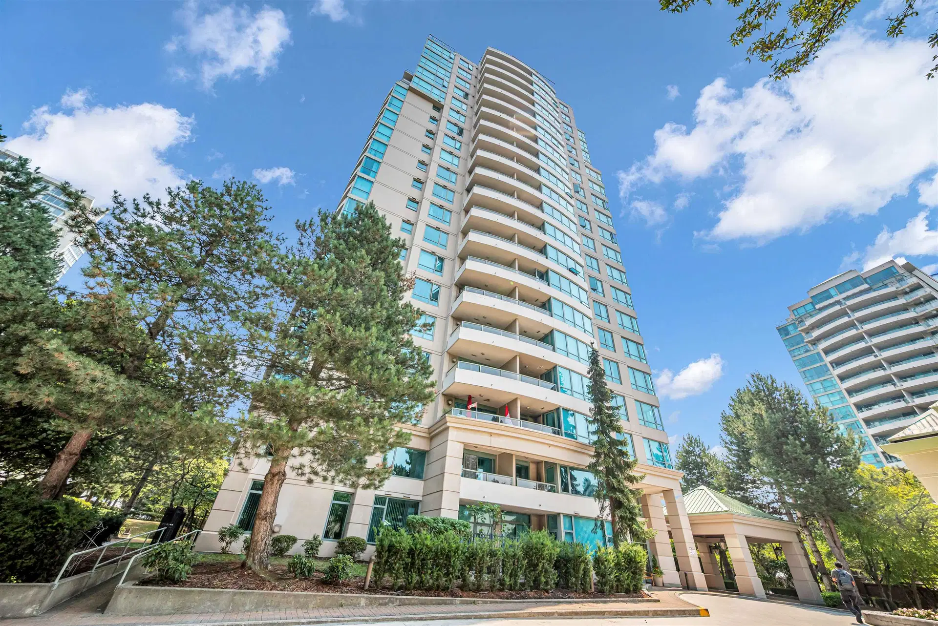 #803 – 6611 Southoaks Crescent