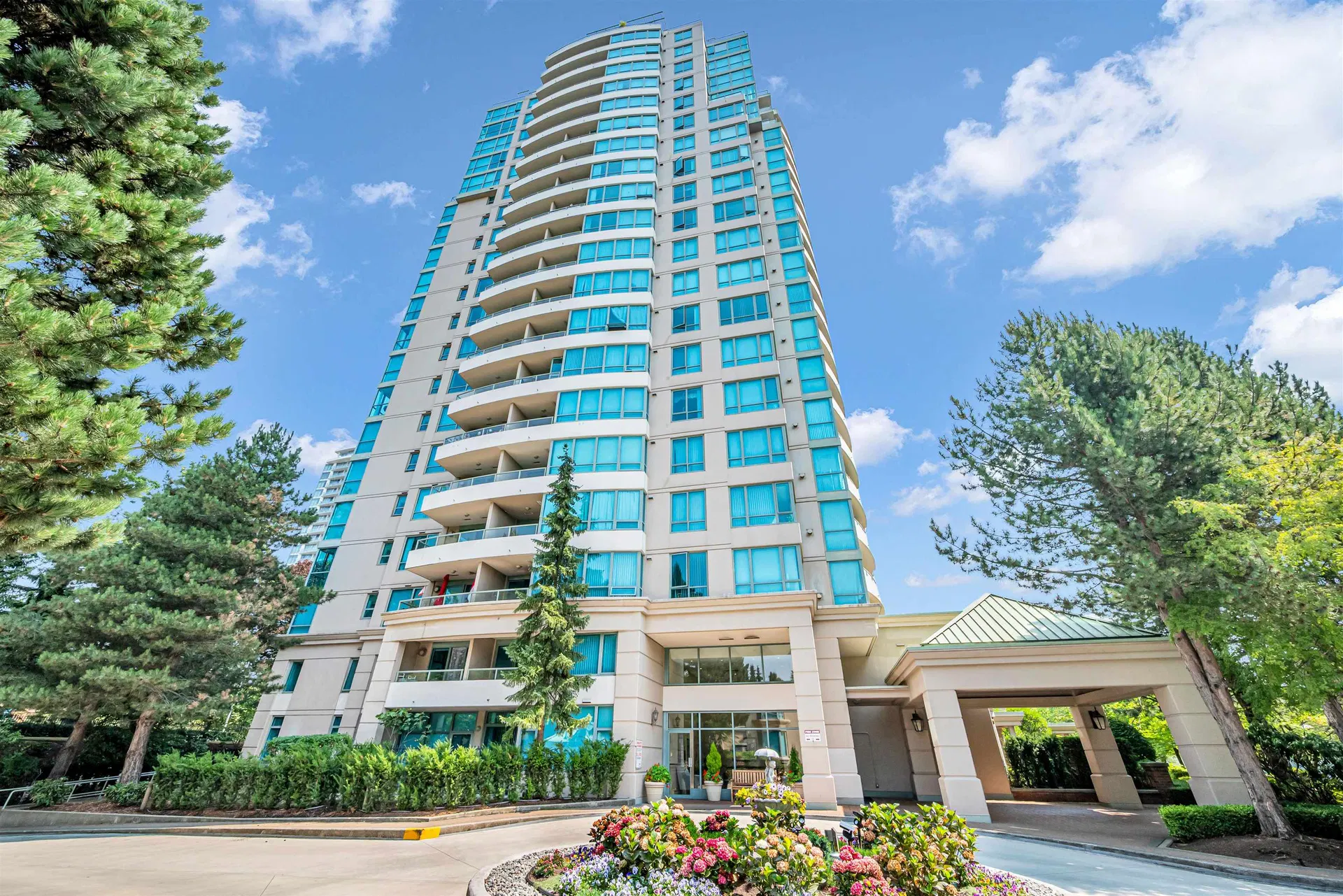 Photo 2 of 35 at #803 – 6611 Southoaks Crescent