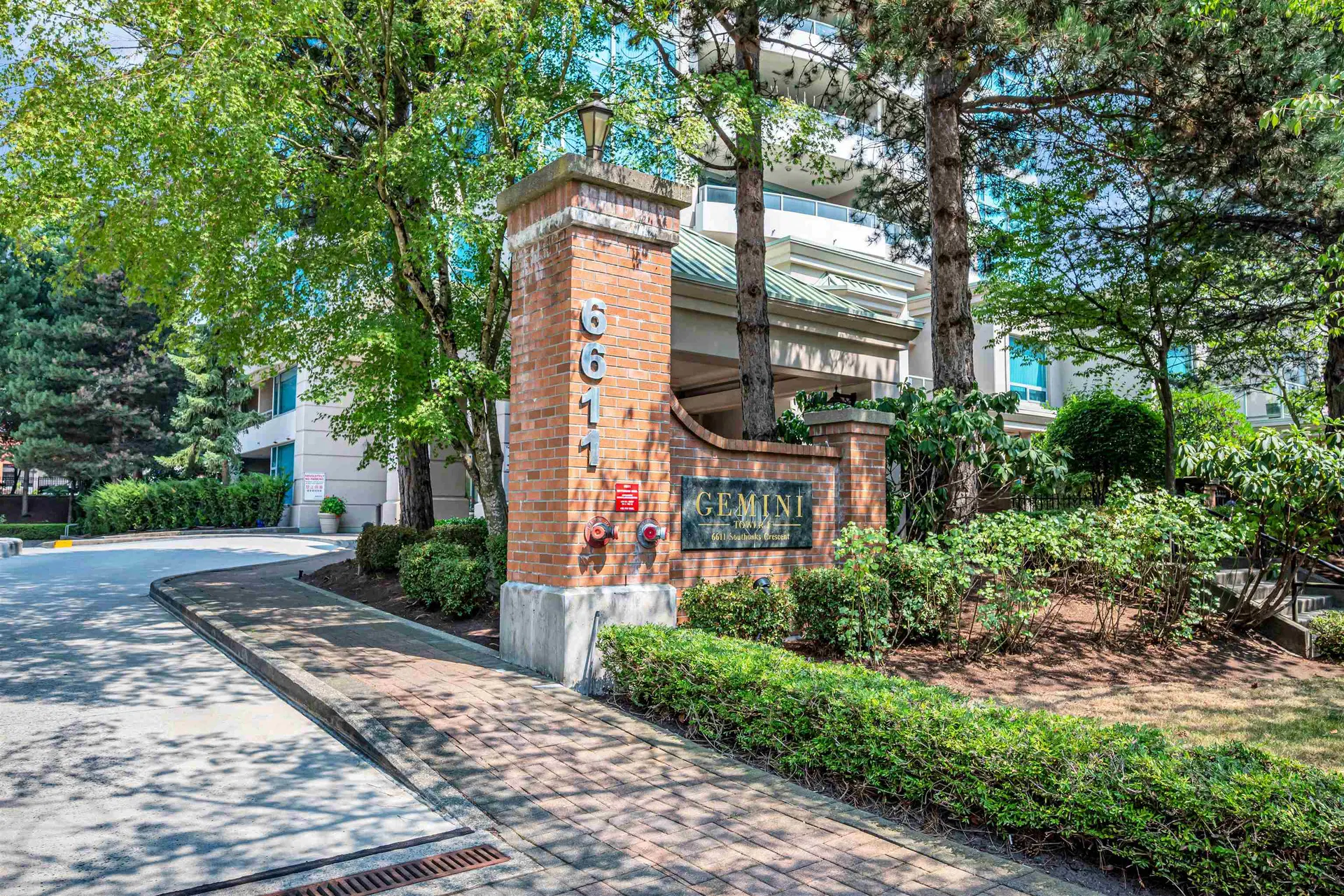 Photo 4 of 35 at #803 – 6611 Southoaks Crescent