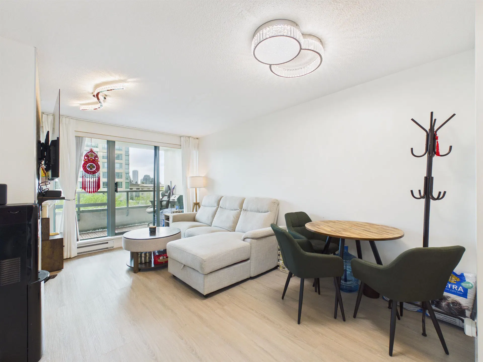 Photo 3 of 24 at #501 – 6611 Southoaks Crescent