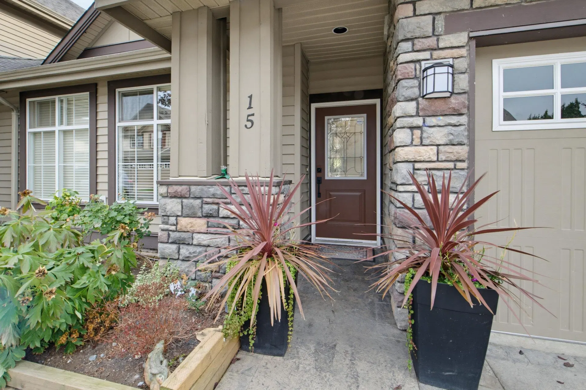 Photo 2 of 40 at #15 – 6577 Southdowne Place