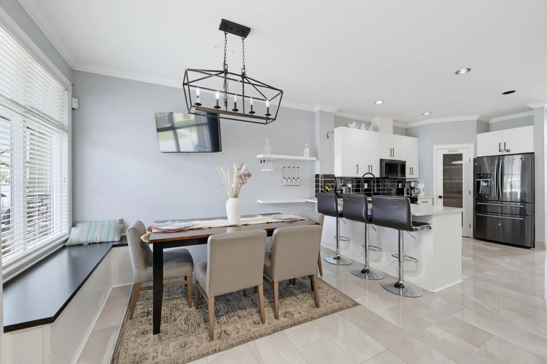 Photo 3 of 40 at #15 – 6577 Southdowne Place