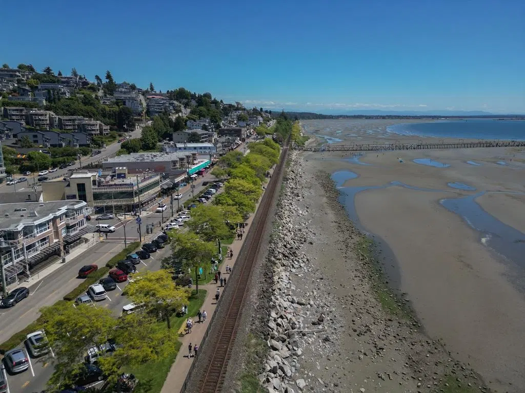 Photo 3 of 34 at #201 – 14881 Marine Drive