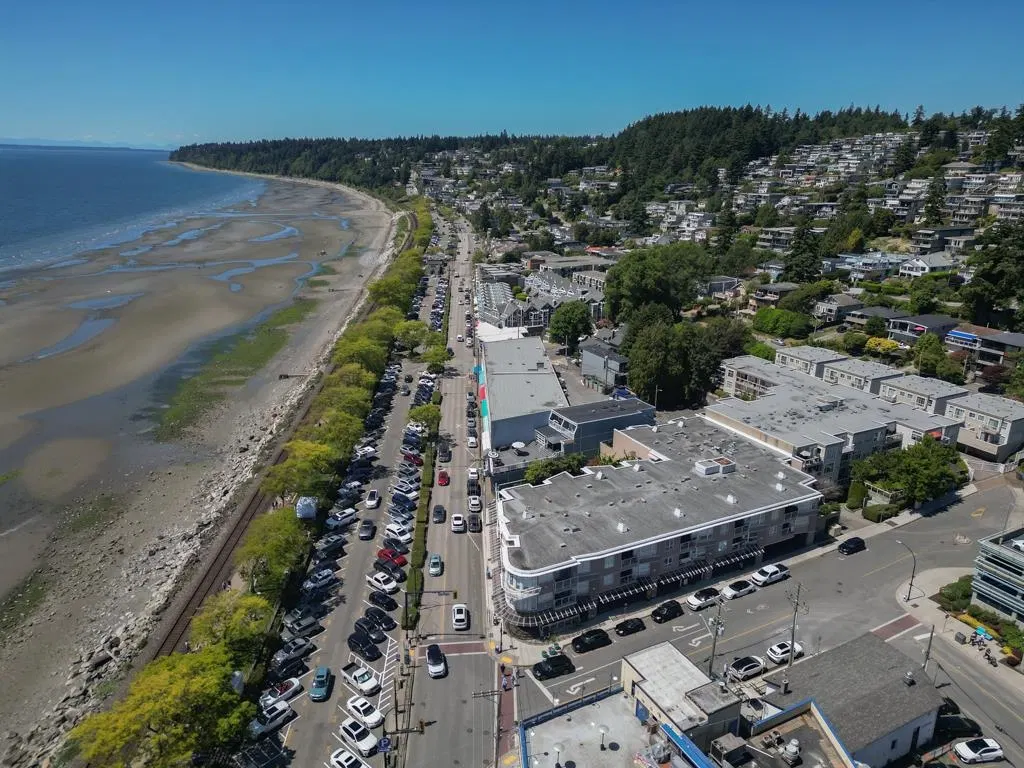 Photo 5 of 34 at #201 – 14881 Marine Drive