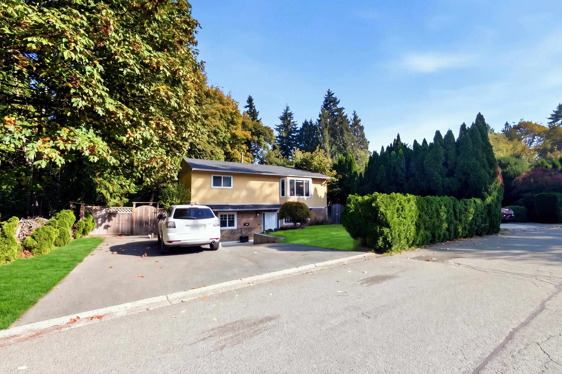 Photo 3 of 39 at 7596 143 Street