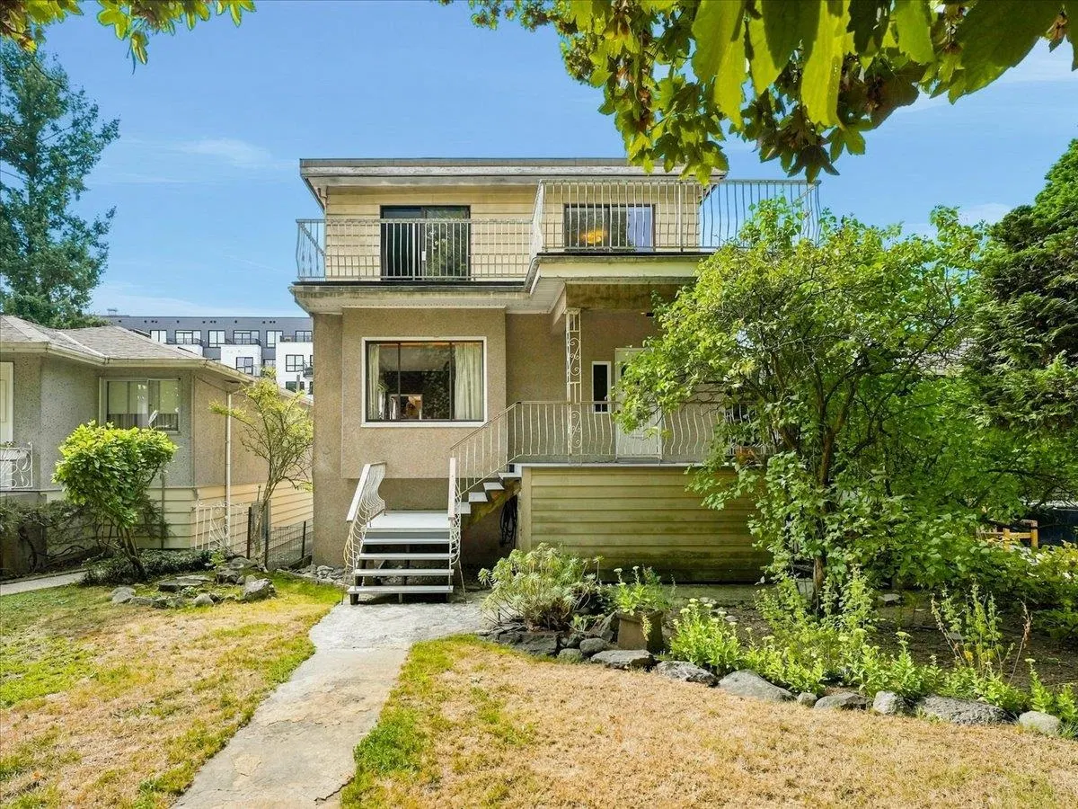 Photo 2 of 32 at 2206 E 8th Avenue