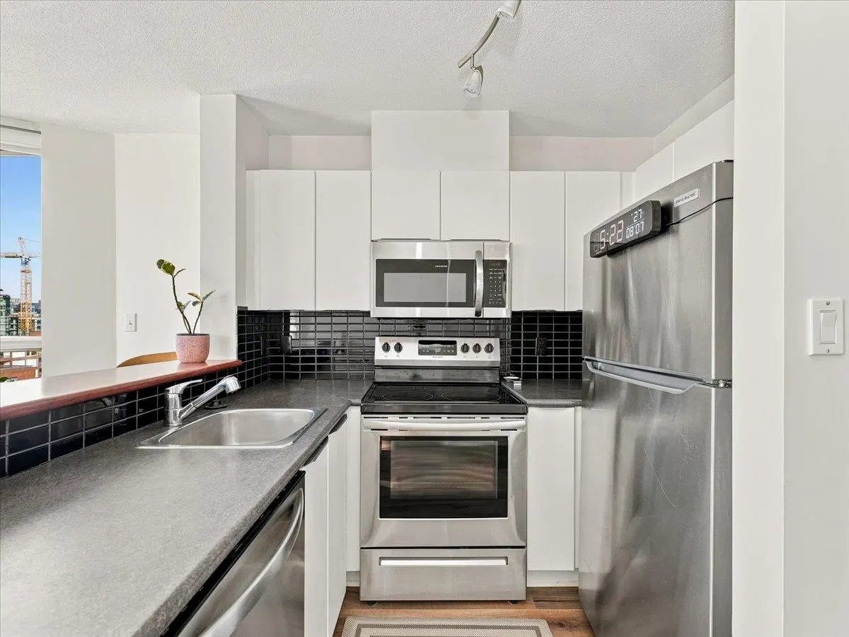 Photo 3 of 22 at #1507 – 1003 Pacific Street