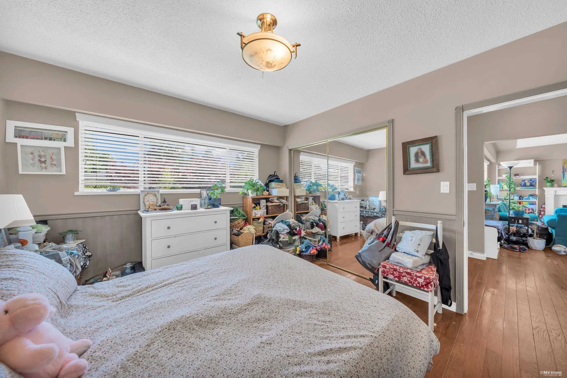 Photo 2 of 39 at 959 Caithness Crescent