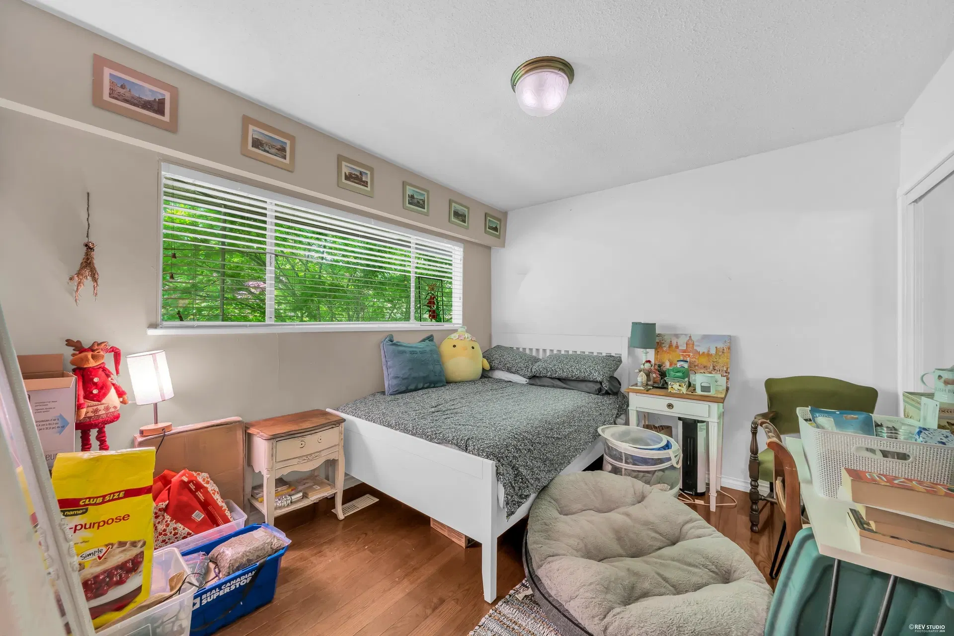 Photo 3 of 39 at 959 Caithness Crescent