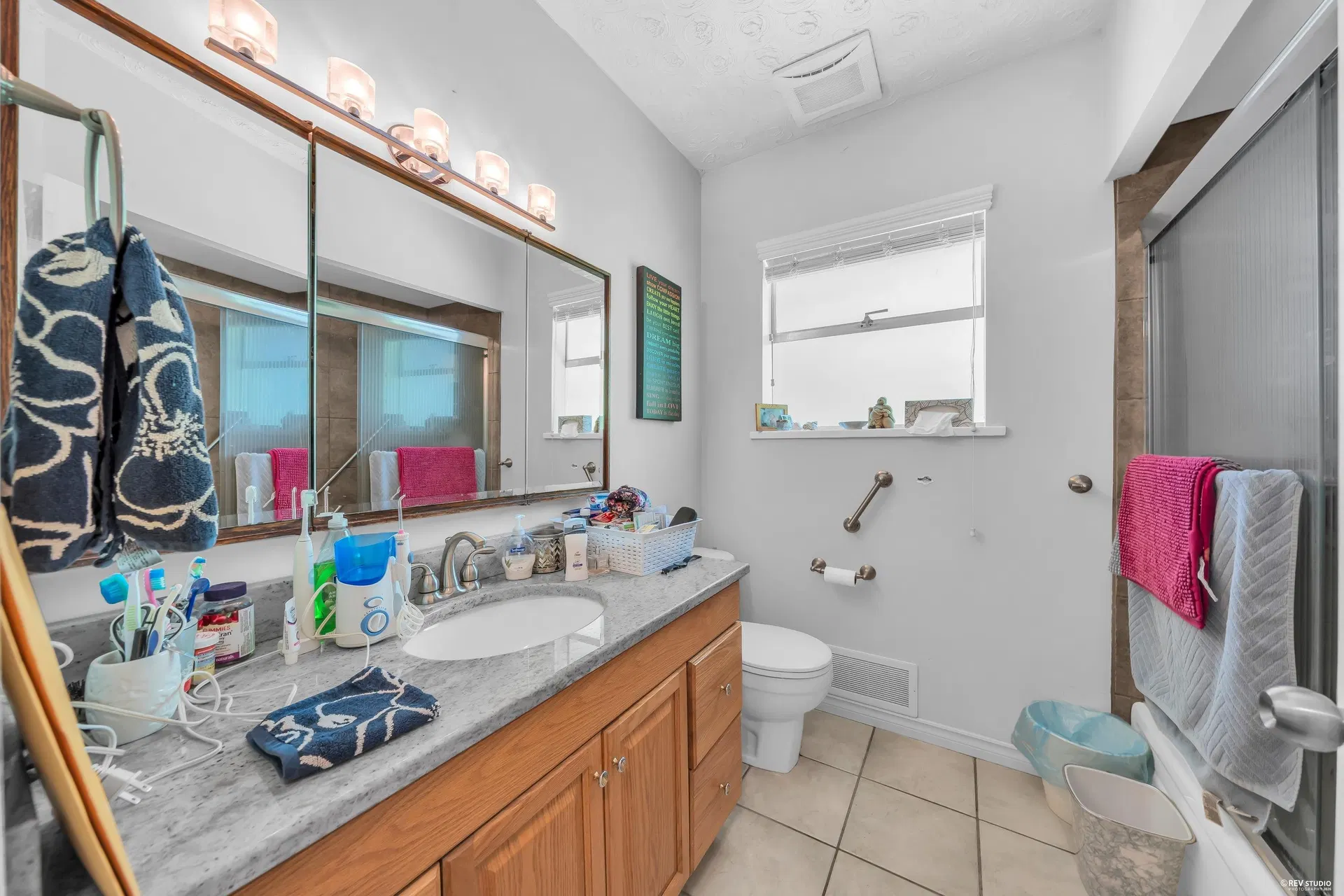 Photo 4 of 39 at 959 Caithness Crescent