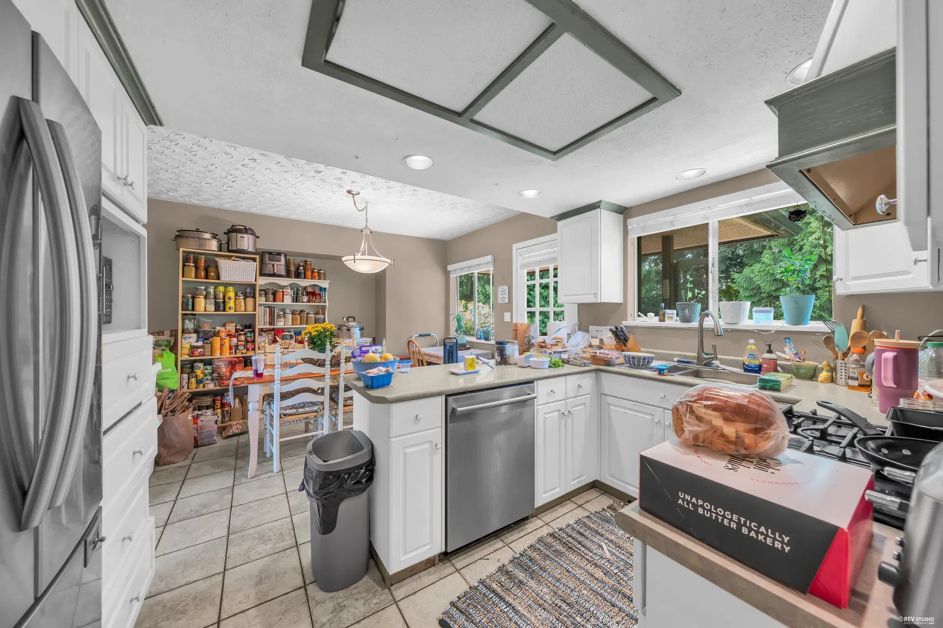 Photo 5 of 39 at 959 Caithness Crescent