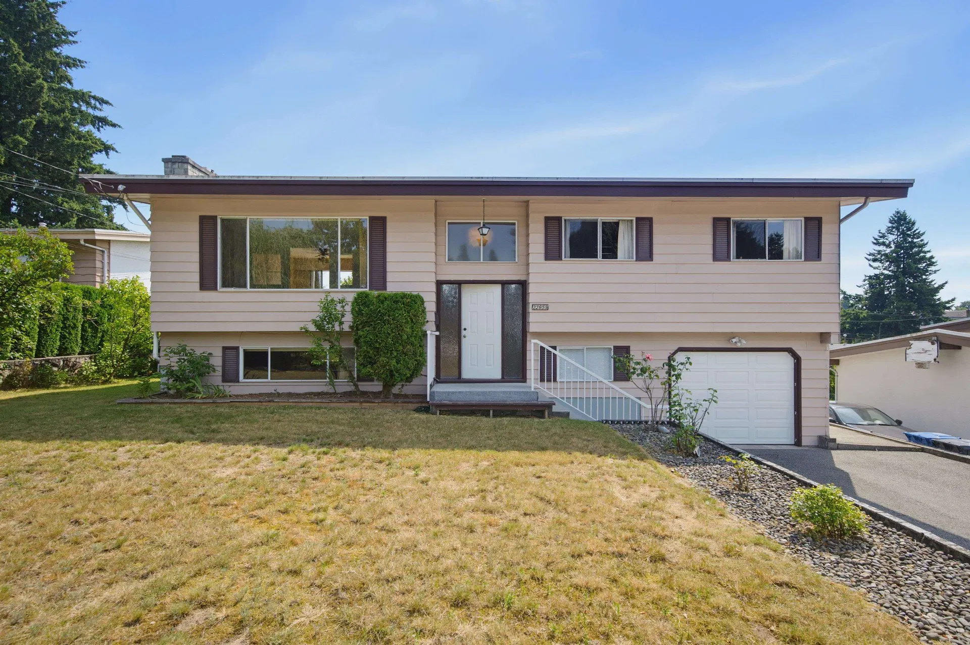 Photo 1 of 38 at 32659 Willingdon Crescent