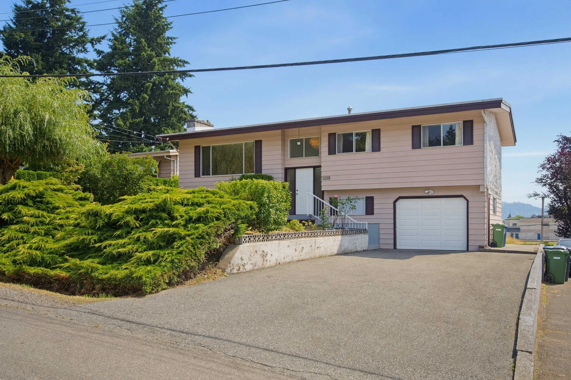 Photo 2 of 38 at 32659 Willingdon Crescent