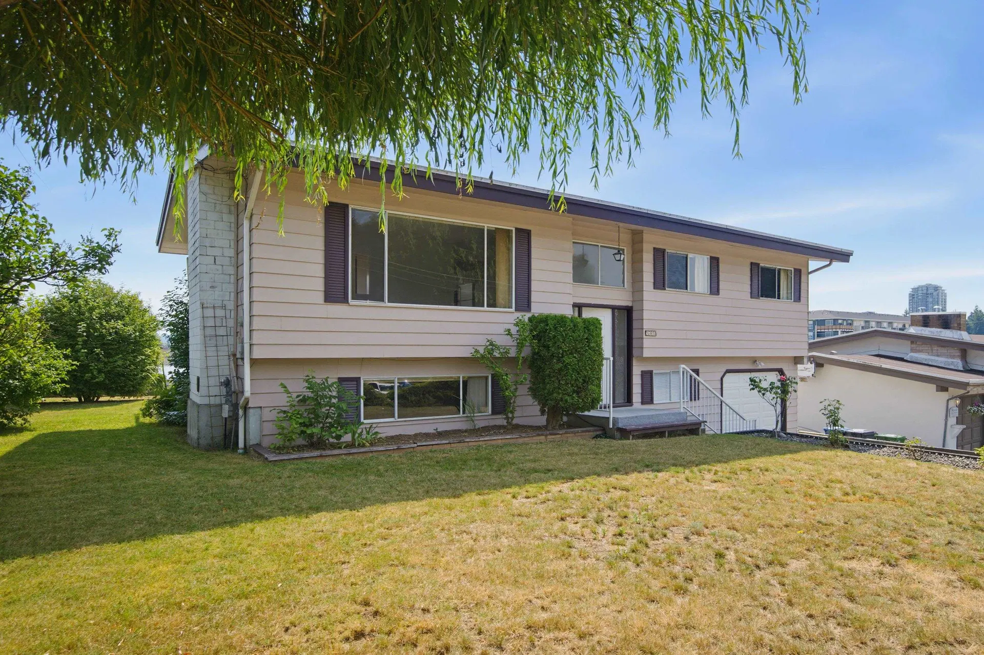 Photo 3 of 38 at 32659 Willingdon Crescent