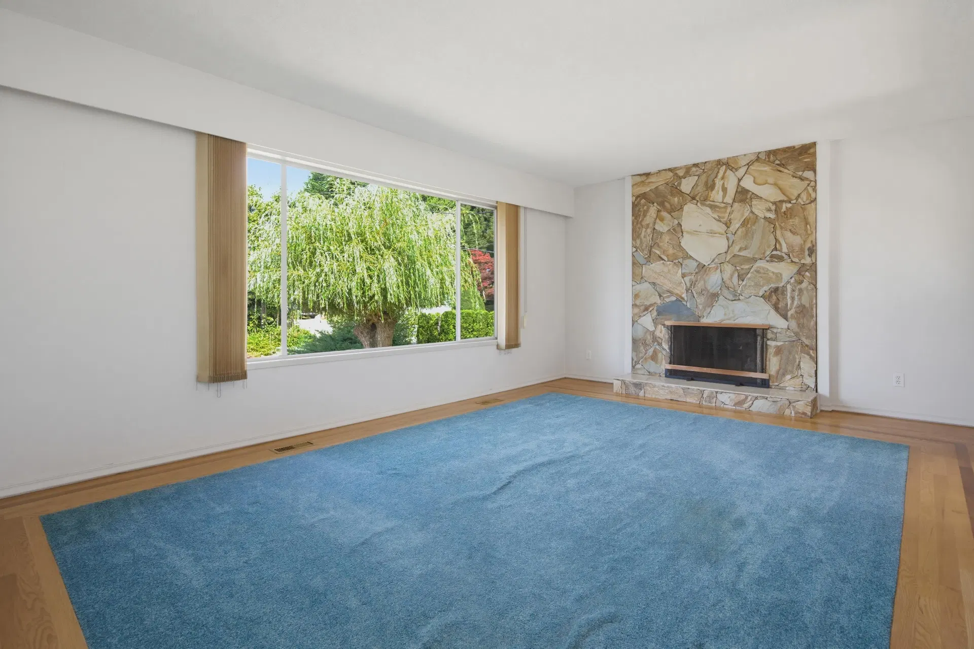 Photo 4 of 38 at 32659 Willingdon Crescent