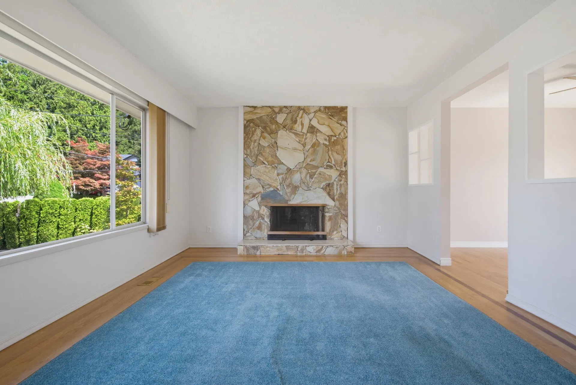 Photo 5 of 38 at 32659 Willingdon Crescent