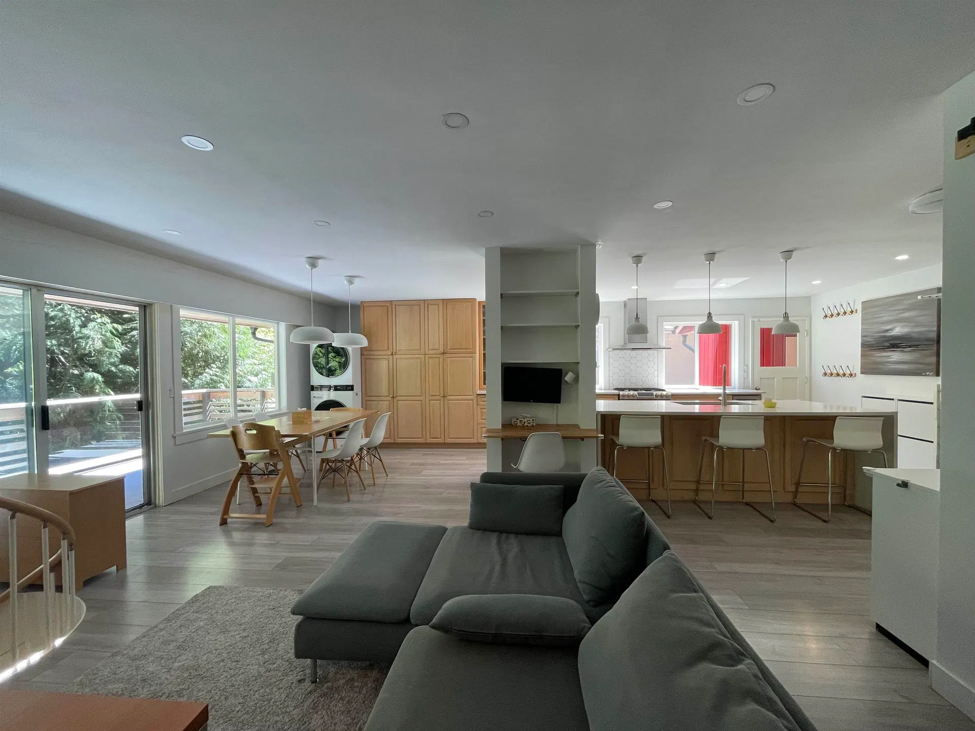 Photo 3 of 40 at 6570 Madrona Crescent