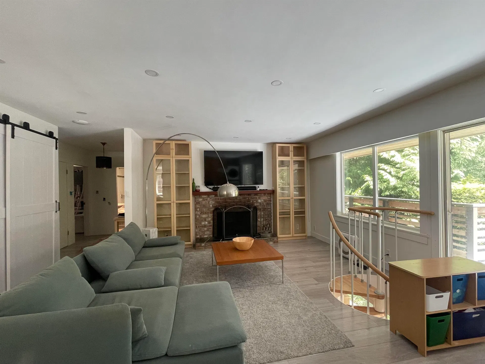 Photo 4 of 40 at 6570 Madrona Crescent