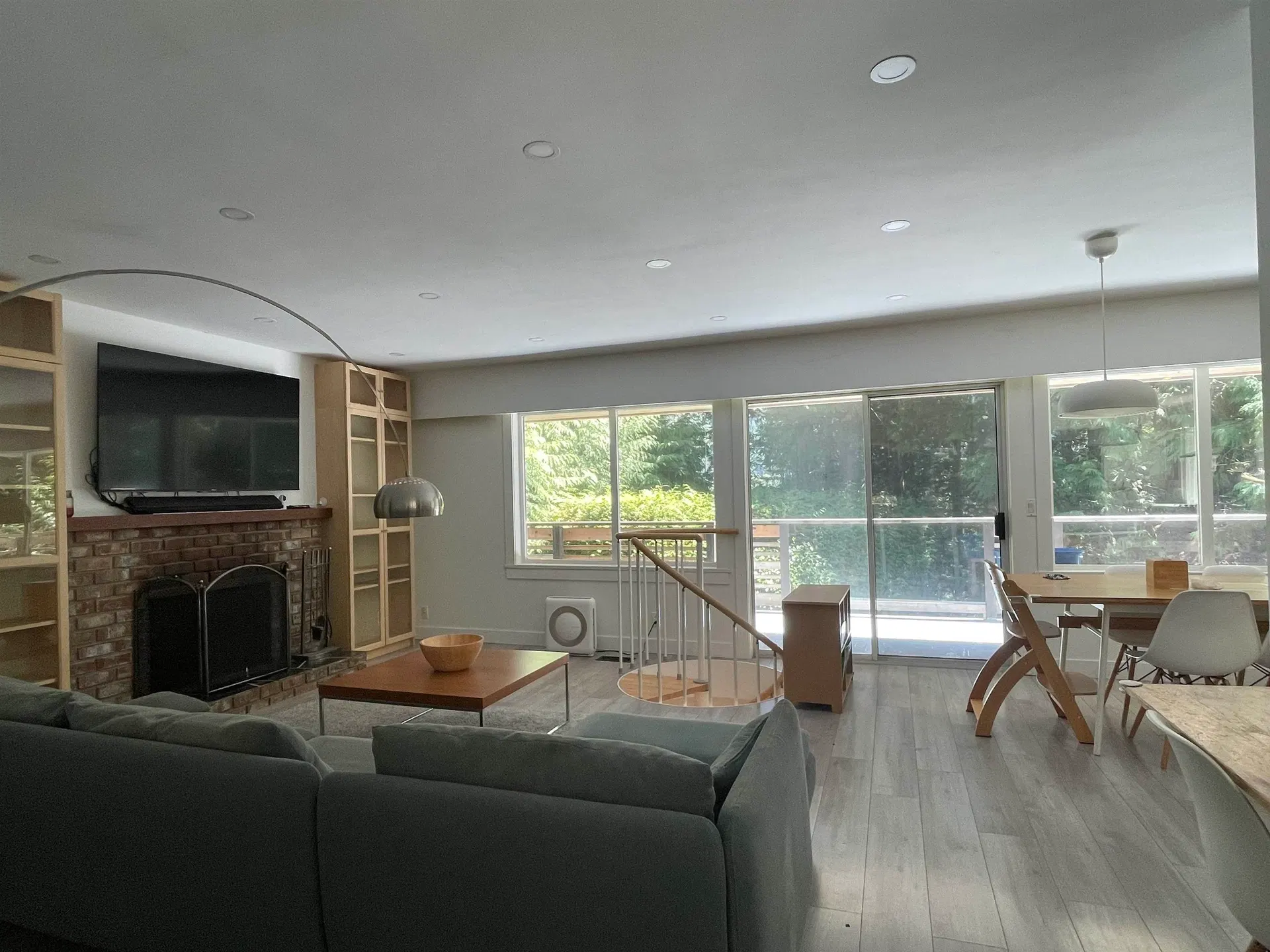 Photo 5 of 40 at 6570 Madrona Crescent