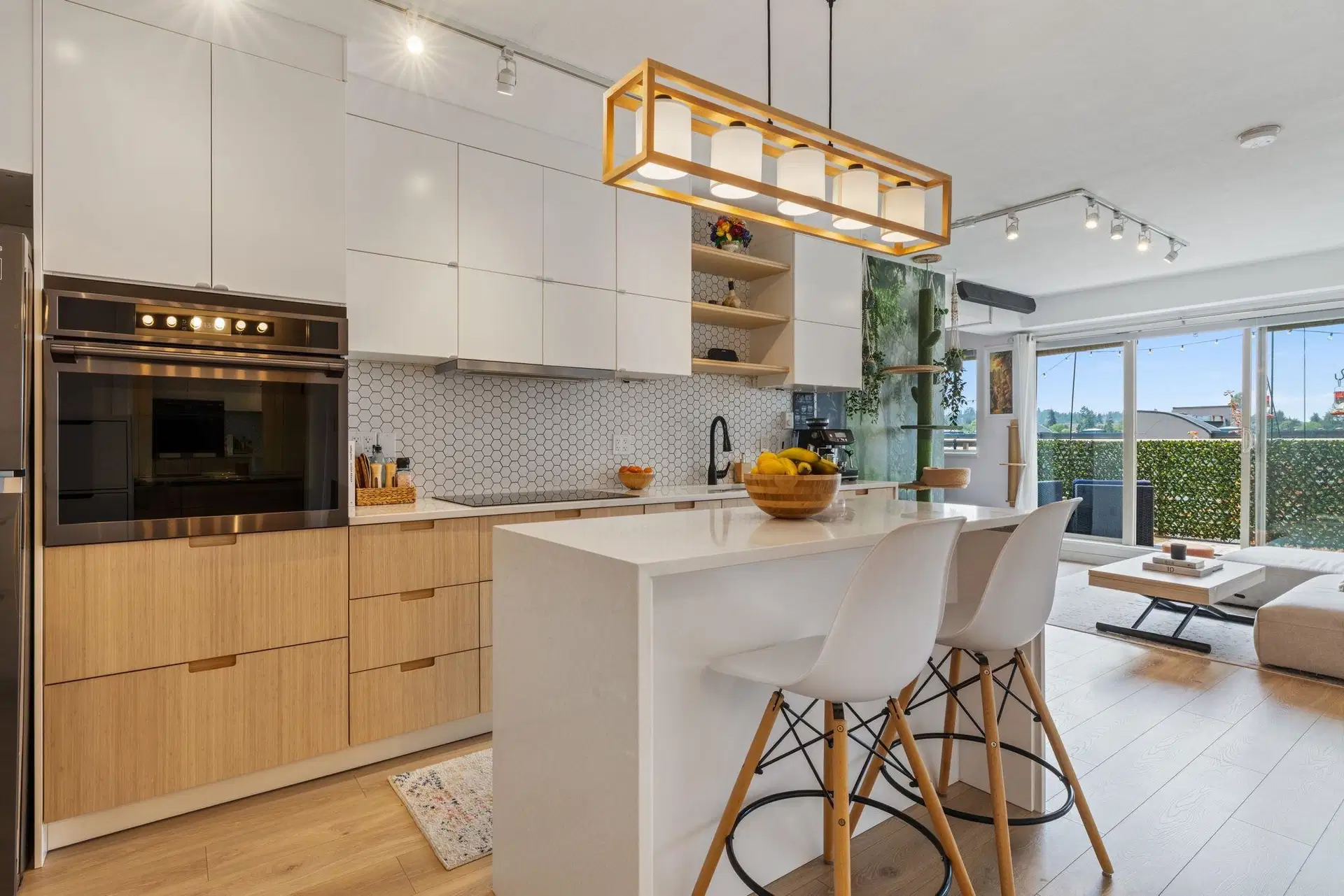 PH10 – 702 King Edward Avenue