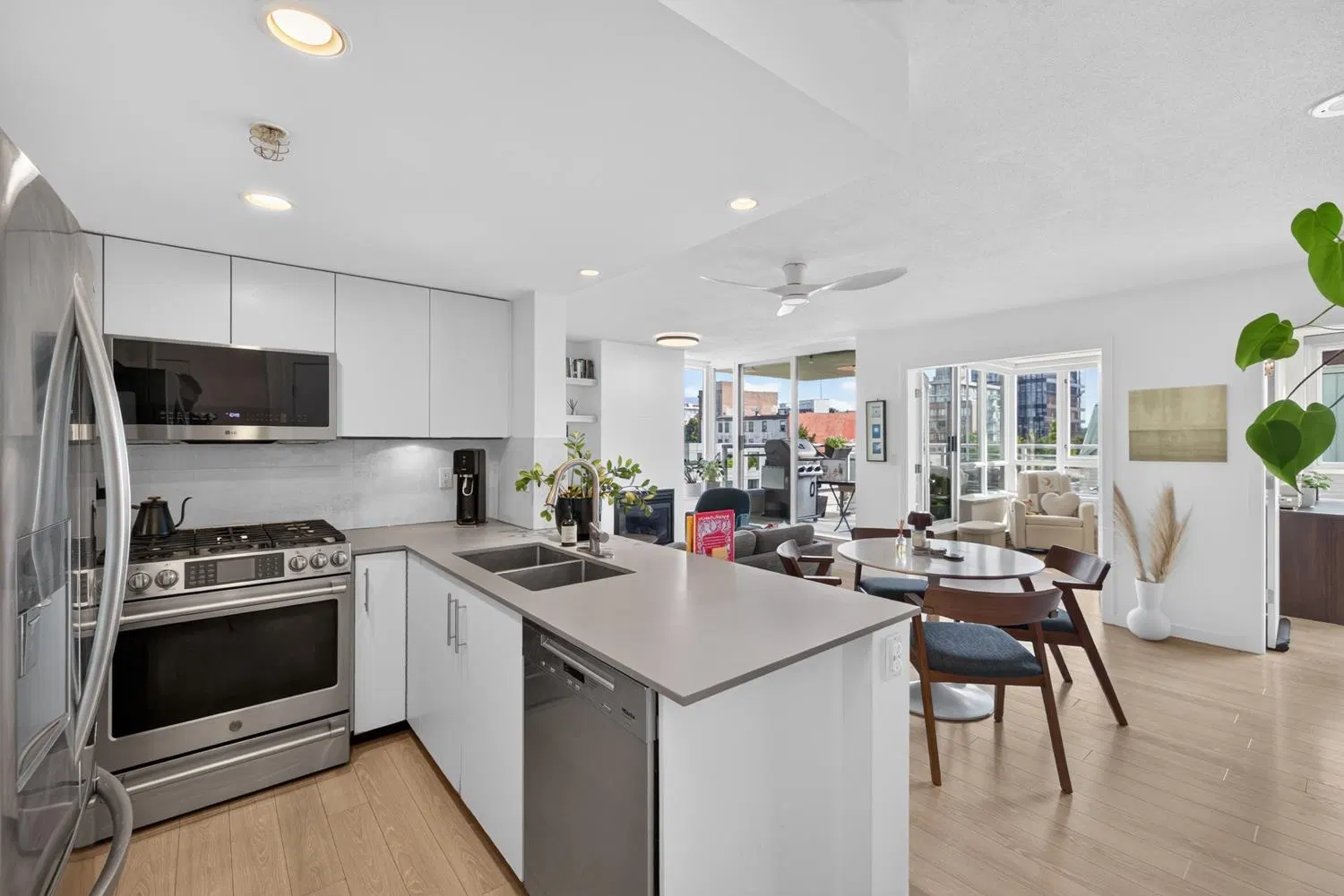 Photo 2 of 38 at #502 – 120 Milross Avenue