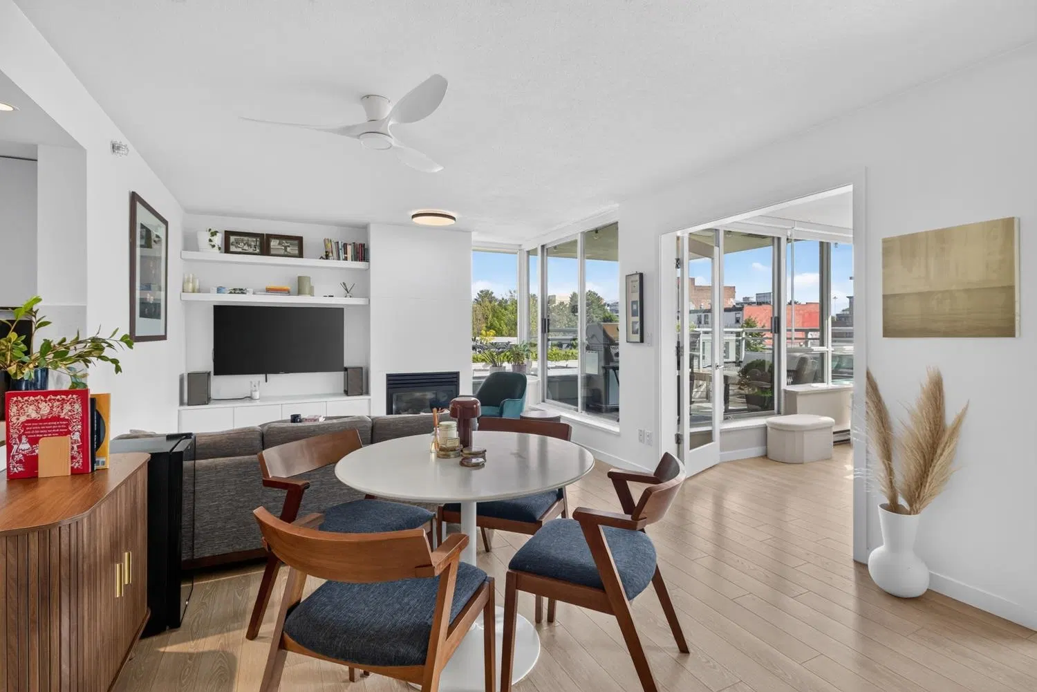 Photo 4 of 38 at #502 – 120 Milross Avenue