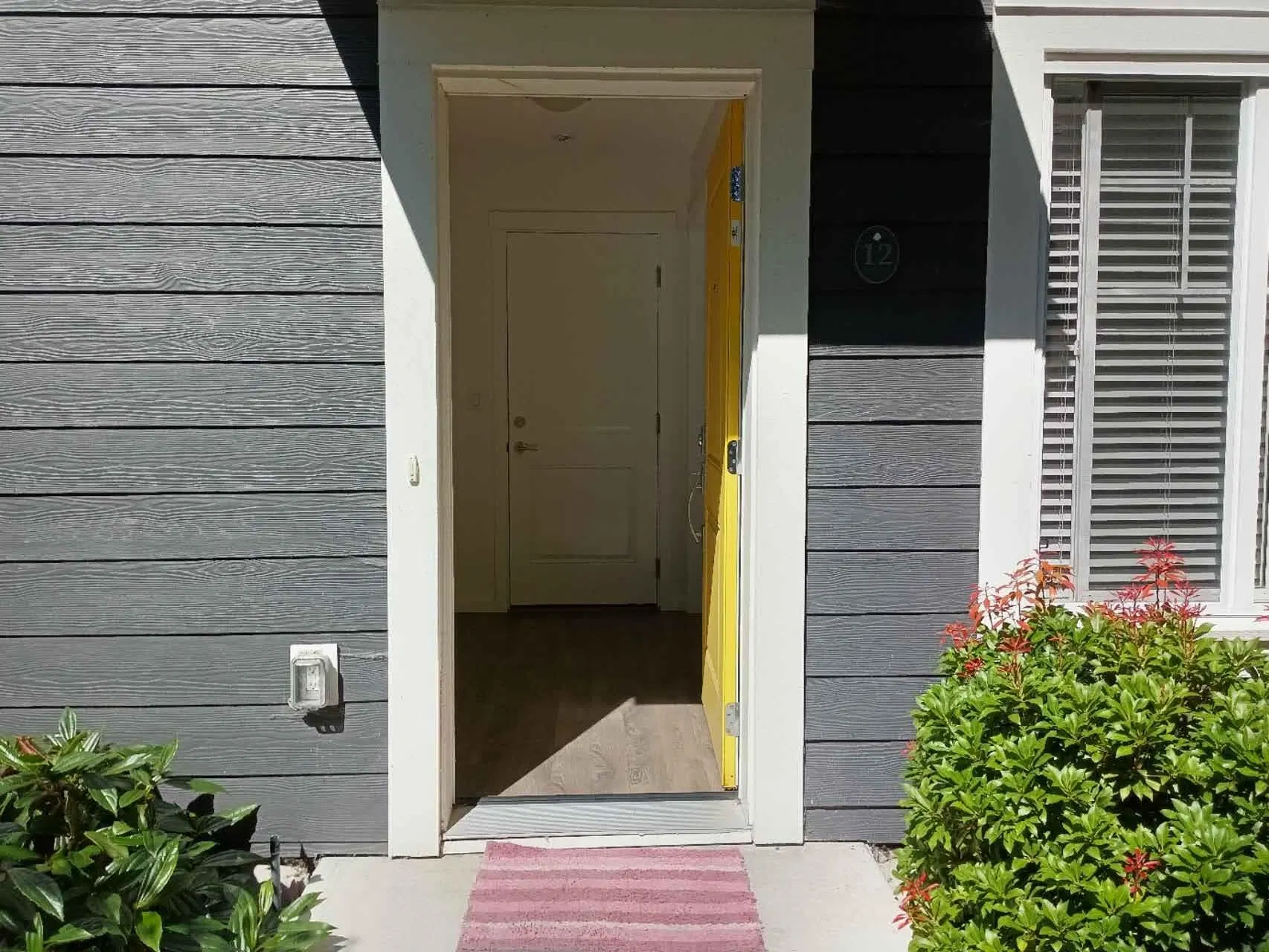Photo 2 of 24 at 16337 15 Avenue