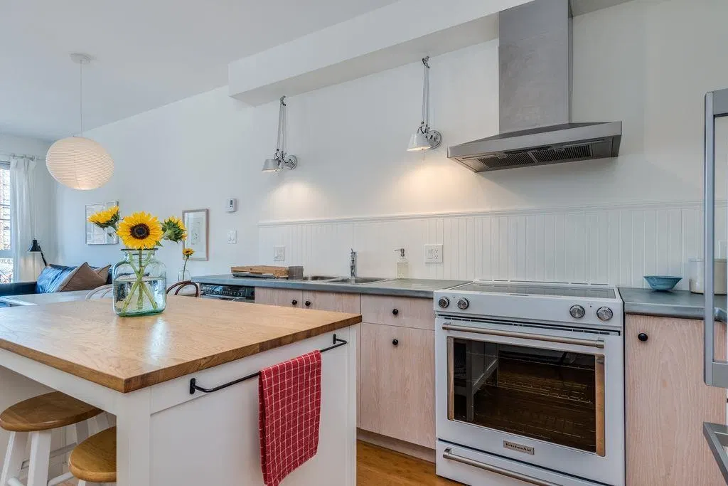 Photo 5 of 40 at #208 – 205 E 10th Avenue
