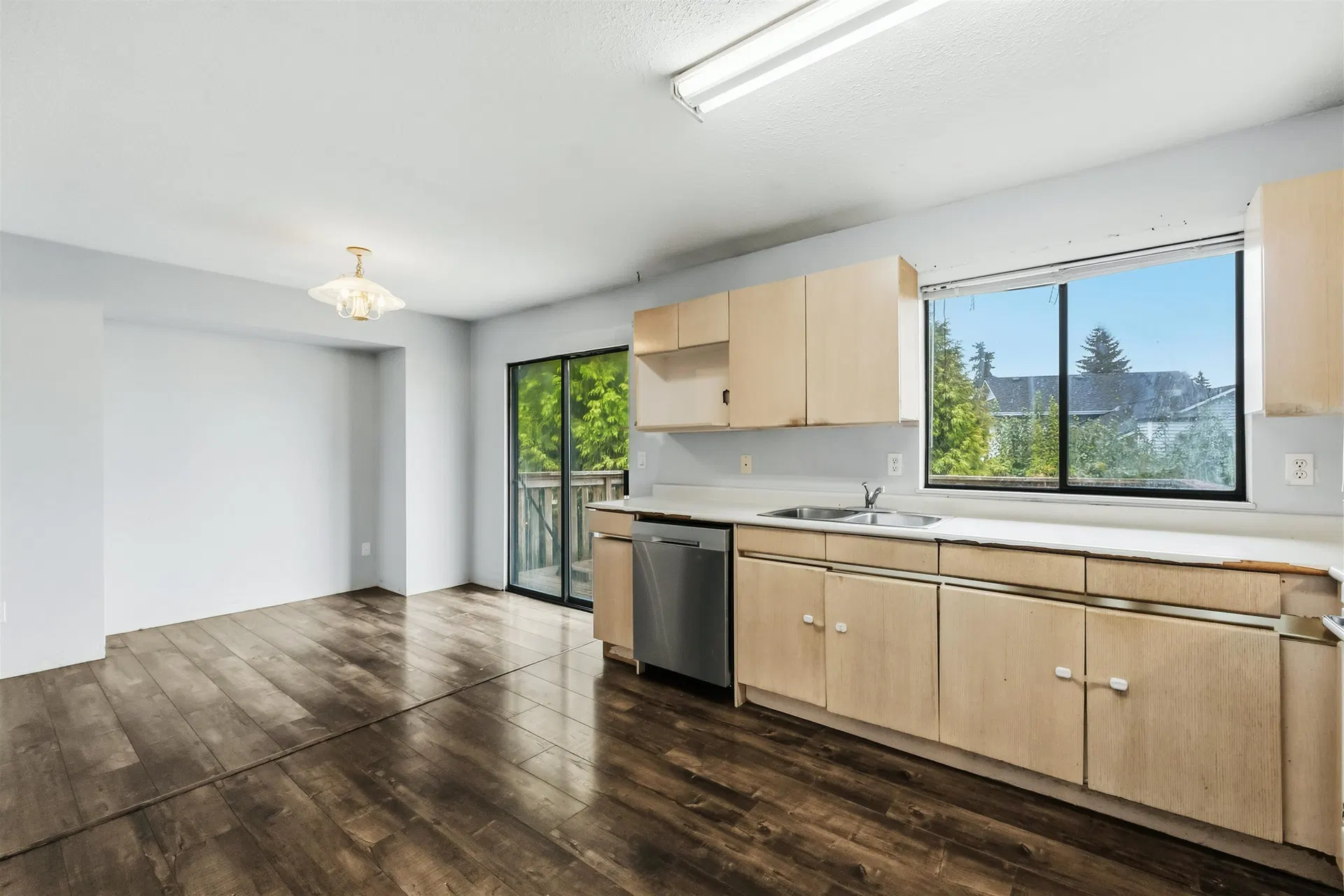 Photo 4 of 24 at 7258 140a Street