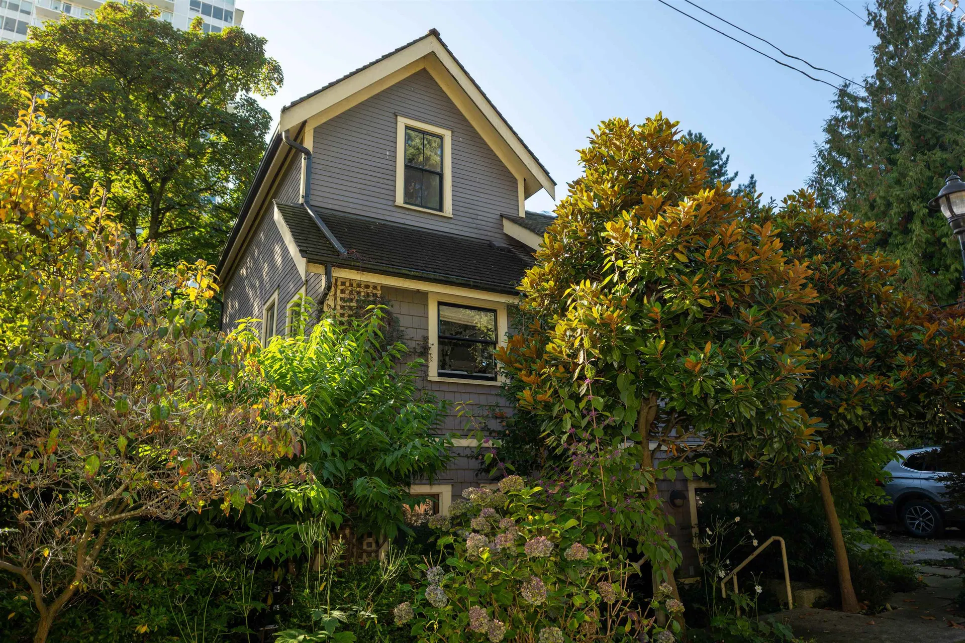Photo 3 of 13 at 1119 Pendrell Street